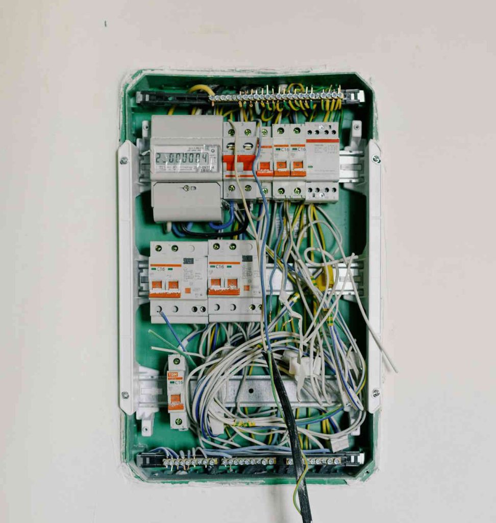 Nowoczesna instalacja elektryczna w takcie naprawy